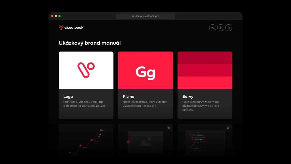 Ukázkový online brand manuál na demo.visualbook.pro v okně prohlížeče: karty Loga, Písma a Barvy, pod nimi Strategie značky, Skupina stránek se všemi sekcemi a Vlastní online nástroje